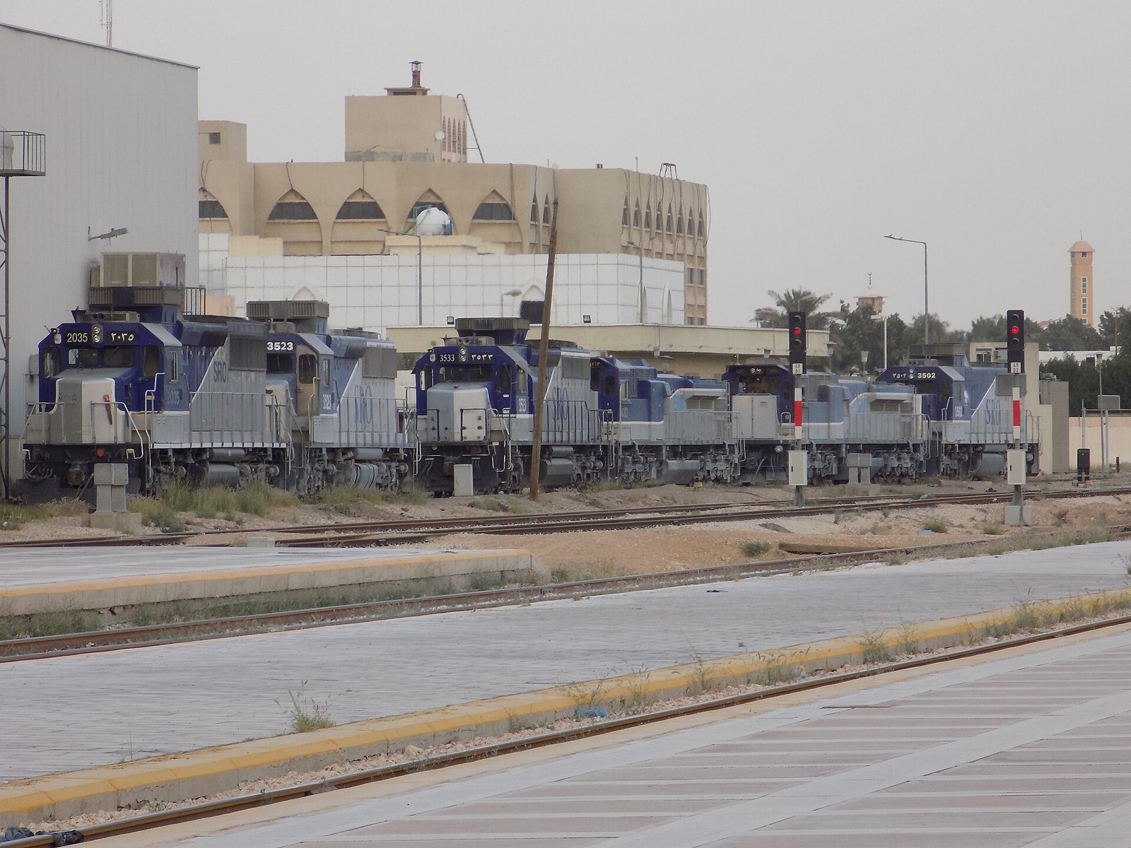 Locomotivas a diesel da Saudi Arabia Railways, azuis e cinza, na estação Riyadh East, na Arábia Saudita