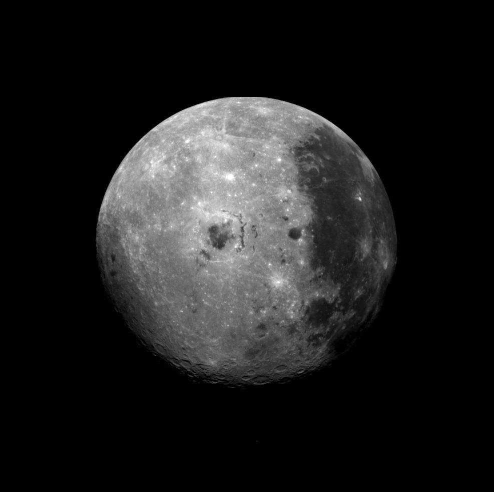 A Lua em preto e branco sobre fundo negro, com crateras claras e manchas escuras de rocha na metade direita