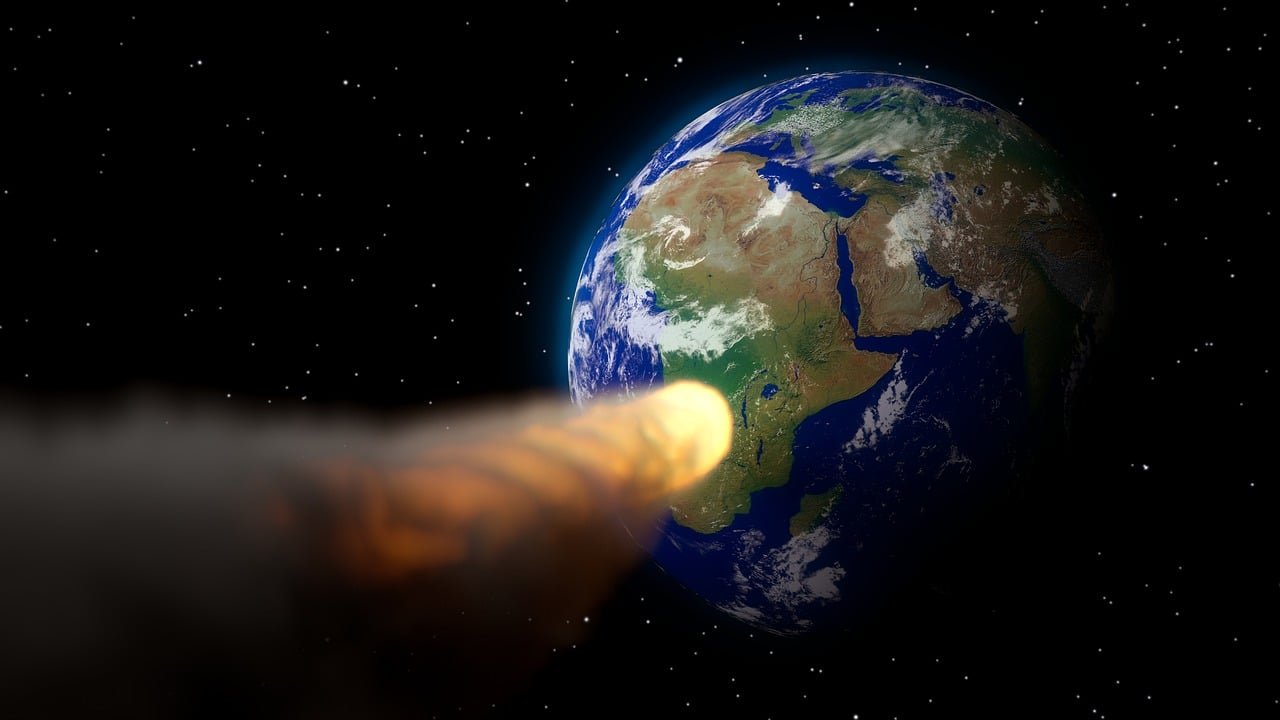 Ilustração de um asteroide em chamas, com um longo rastro de fumaça, indo em direção à Terra vista do espaço, com a África no centro do globo
