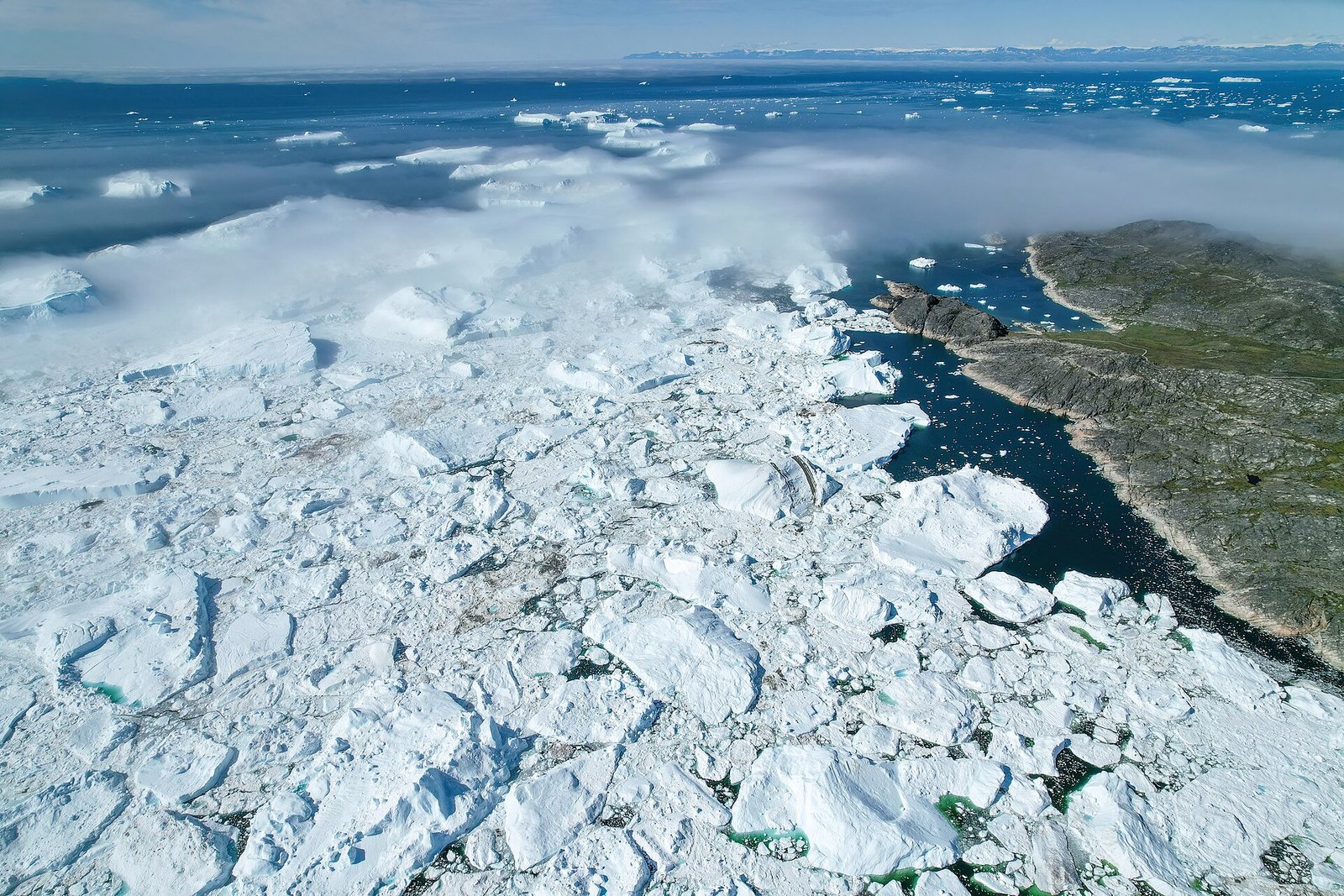 Vista aérea da geleira Jakobshavn, na Groenlândia, com blocos de gelo espalhados pela baía de Disko