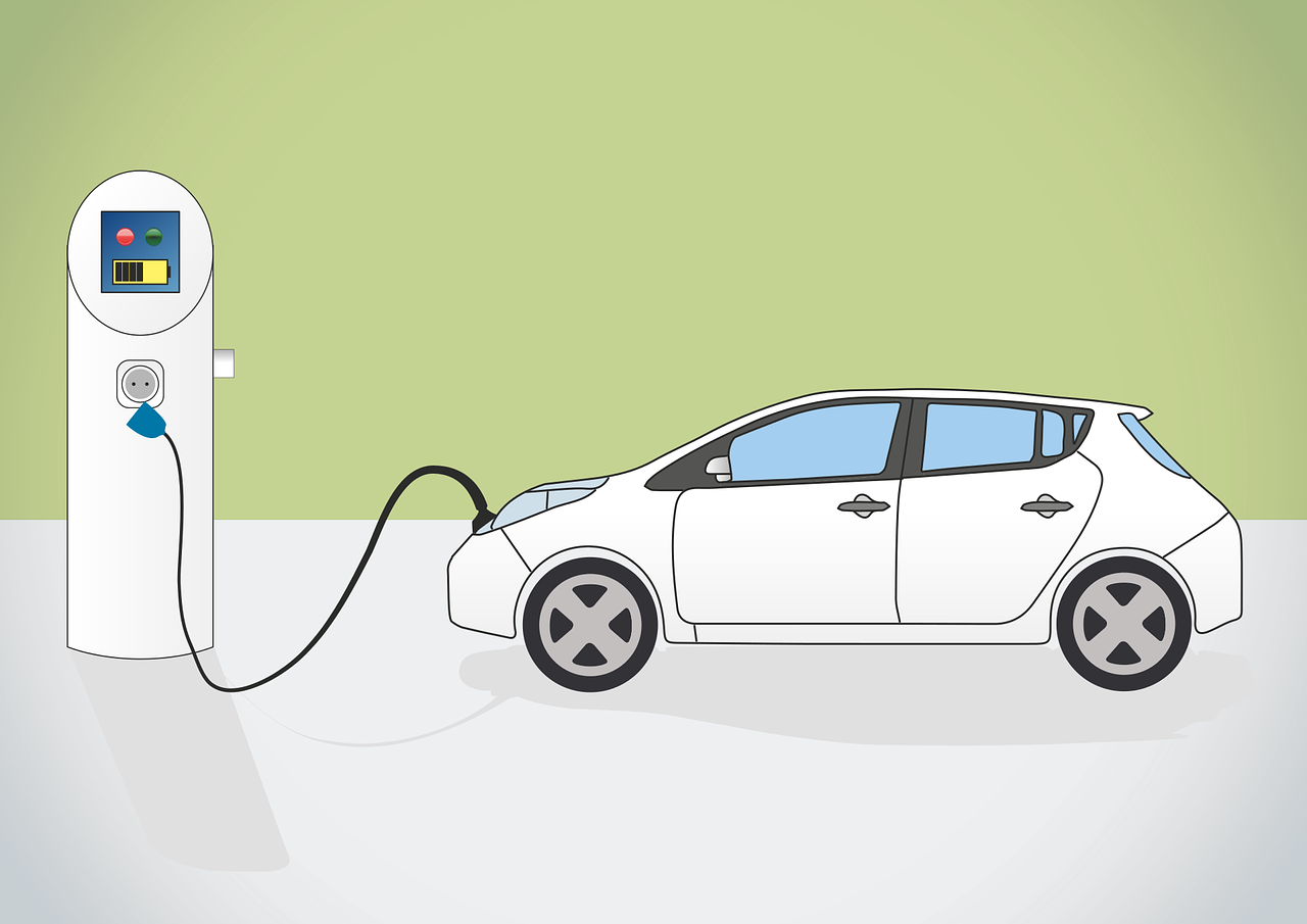 Ilustração de um carro elétrico branco ligado por um cabo a uma estação de recarga, com um indicador de bateria no painel, sobre fundo verde-claro