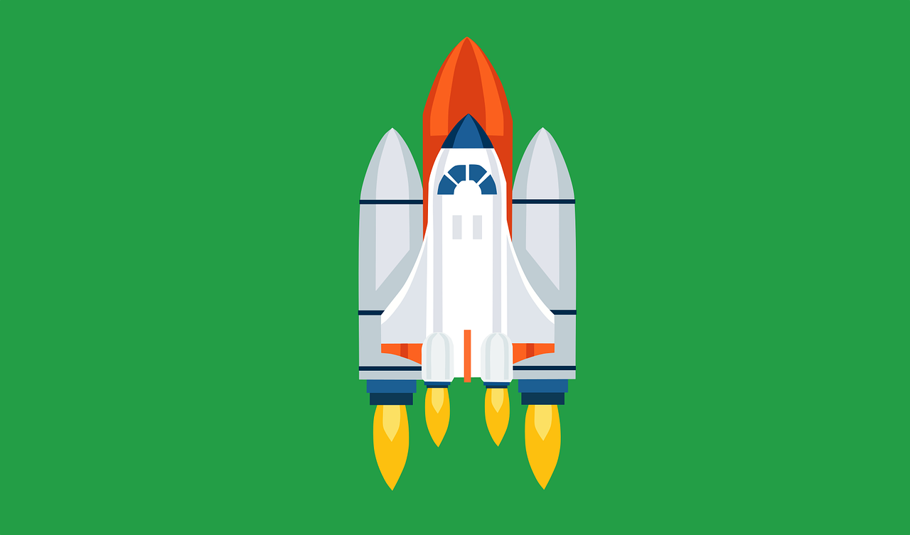 Ilustração de um ônibus espacial branco com tanque laranja e dois foguetes laterais, soltando chamas amarelas, sobre fundo verde.