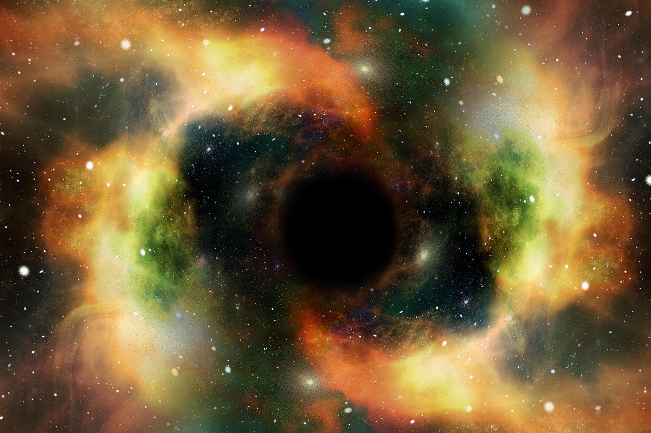 Ilustração do espaço com uma grande mancha escura no centro, cercada por nuvens de gás laranja, amarelo e verde e por estrelas