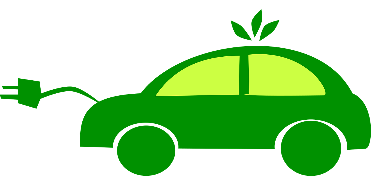 Ilustração de um carro verde com um cabo e um plugue elétrico saindo da frente e três folhas acima do teto
