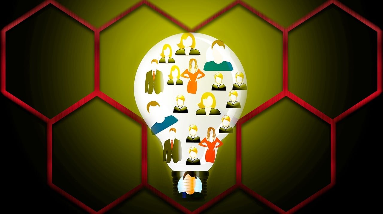 Ilustração de uma lâmpada acesa cheia de ícones de pessoas, sobre um fundo de hexágonos com bordas vermelhas